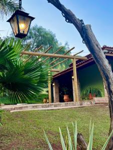 una casa con una luz de la calle delante de ella en Suíte Encanto do Paraíso - Cozinha - Self check-in, en Torrinha