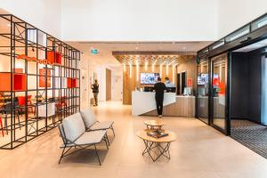 a lobby of a store with chairs and a counter at Hotel Moov Porto Alegre in Porto Alegre