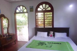 Ένα ή περισσότερα κρεβάτια σε δωμάτιο στο Raj Villa Kumarakanda Hikkaduwa