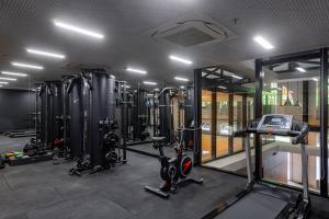 a gym with a lot of equipment in it at Hotel Moov Porto Alegre in Porto Alegre