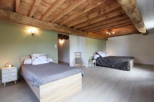 Un dormitorio con una cama y un sofá en una habitación. en Lauseig, en Lourdios-Ichère