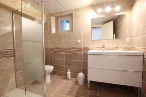 Un baño con inodoro, lavabo y ducha. en Lauseig, en Lourdios-Ichère 23 fotos más