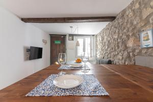 a dining room with a table with a plate on it at La casa de Santa María in Laredo