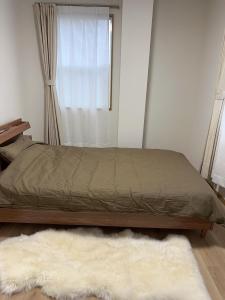 Un pat sau paturi într-o cameră la 元気堂ビル - 新幹線高崎駅徒歩6分 - 和室洋室完備 - Wifiﾌﾟﾛｼﾞｪｸﾀｰ有 - 最大10名