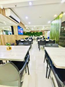 Un comedor con mesas y sillas en un restaurante. en Hotel Laureles Plaza, en Medellín 53 fotos más