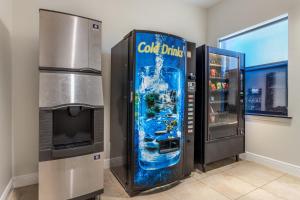 - un distributeur automatique de coca cola à côté d'un réfrigérateur dans l'établissement Red Roof Inn La Porte, à La Porte