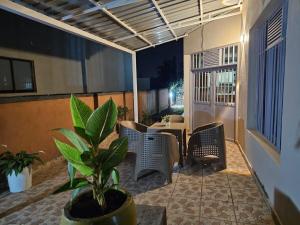 um pátio com uma mesa e cadeiras e uma planta em Little Paradise em Kigali