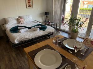 Postel nebo postele na pokoji v ubytování Studio lumineux avec terrasse