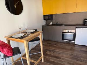 Kuchyň nebo kuchyňský kout v ubytování Studio lumineux avec terrasse