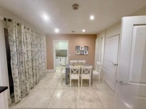 een eetkamer met een tafel en stoelen en een deur bij Woodley Haven House in Woodley