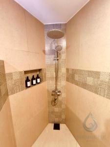 eine Dusche mit Duschkopf in einem Badezimmer in der Unterkunft Makadal'Eau Boutique Resort in Siquijor + 14 Fotos