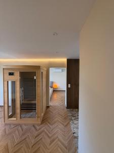 een kamer met een gang met een bed en een kamer met bij Elysia Room - Évasion, Balnéo et Sauna in Collioure