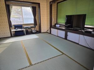 Télévision ou salle de divertissement dans l'établissement エフケーテックほったらかし宿