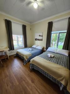 En eller flere senge i et værelse på Auberge du vieux pont