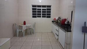 Η κουζίνα ή μικρή κουζίνα στο Quarto Aconchegante no Centro de Poços de Caldas - Pousada do Chico