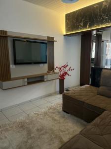 NaviraíにあるCasa aconchegante em Naviraiのテレビとソファのあるリビングルーム