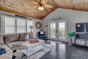 ein Wohnzimmer mit einer Couch und einem Deckenventilator in der Unterkunft Whitesands Beach House - North in Fort Morgan