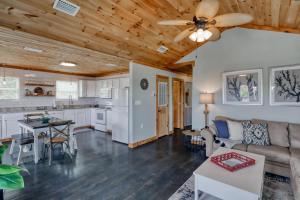 ein Wohnzimmer mit einer Couch und einem Deckenventilator in der Unterkunft Whitesands Beach House - North in Fort Morgan