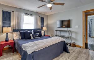 Schlafzimmer mit einem blauen Bett und einem Deckenventilator in der Unterkunft Whitesands Beach House - North in Fort Morgan