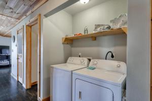 eine Waschküche mit Waschmaschine und Trockner in der Unterkunft Whitesands Beach House - North in Fort Morgan + 23 Fotos