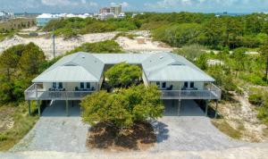 eine Luftaufnahme eines Hauses am Strand in der Unterkunft Whitesands Beach House - North in Fort Morgan