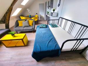 Una sala de estar con una cama grande y un sofá. en L'appartement tranquillité, en Elbeuf