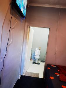 Una televisión o centro de entretenimiento en Stars Guesthouse and Get Day Rest 1hr 3hrs