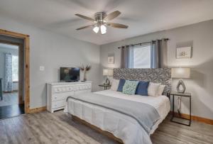 En eller flere senge i et værelse på Whitesands Beach House - South