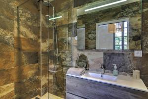 Ένα μπάνιο στο HP2 Magnifique appartement dans HP les Oliviers-2