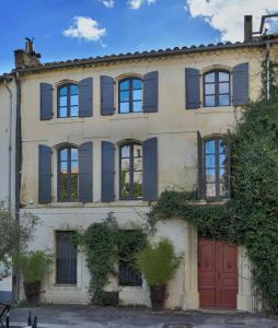 Το κτήριο όπου στεγάζεται  το διαμέρισμα