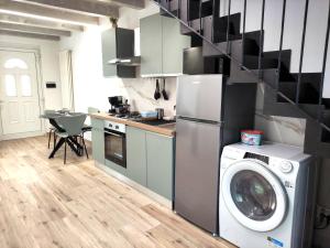 a kitchen with a washing machine and a washer at Verona Dreams in Verona