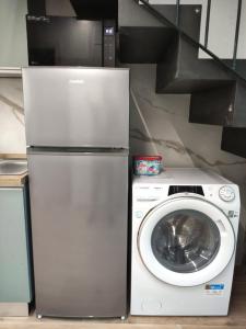 a refrigerator and a washing machine in a kitchen at Verona Dreams in Verona