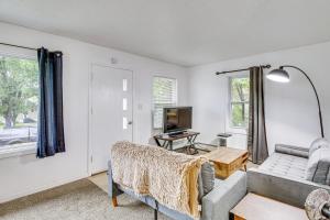 ビズマークにある1 Mi to Downtown Bismarck! Residential Duplexのソファとテレビのあるリビングルーム
