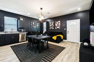 Η κουζίνα ή μικρή κουζίνα στο Luxury 5BR Designer Stay and Stylish NOLA Getaway +11 φωτογραφίες