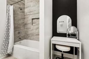 Ένα μπάνιο στο Luxury 5BR Designer Stay and Stylish NOLA Getaway