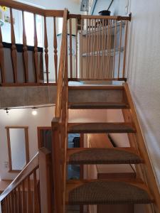 una escalera de caracol de madera en una casa en Ferienwohnung UseTraum, en Zinnowitz 6 fotos más