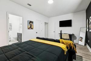 Ένα ή περισσότερα κρεβάτια σε δωμάτιο στο Luxury 5BR Designer Stay and Stylish NOLA Getaway