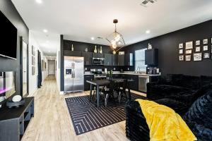 Η κουζίνα ή μικρή κουζίνα στο Luxury 5BR Designer Stay and Stylish NOLA Getaway