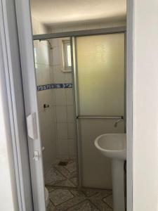 ein Badezimmer mit Dusche und Waschbecken in der Unterkunft Casa no cumbuco in Caucaia