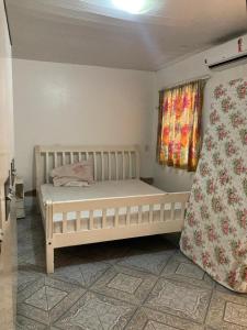 ein Schlafzimmer mit einem Bett in einem Zimmer in der Unterkunft Casa no cumbuco in Caucaia