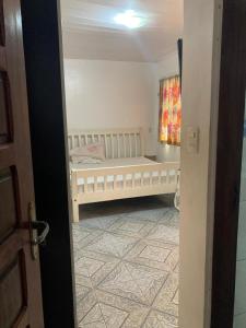 ein kleines Schlafzimmer mit einem Bett in einem Zimmer in der Unterkunft Casa no cumbuco in Caucaia