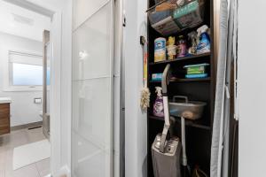 Cozy Bungalow - 5mins to The Ottawa Hospital في أوتاوا: مطبخ مع مخزن مليء بالكثير من العناصر +39 صورة