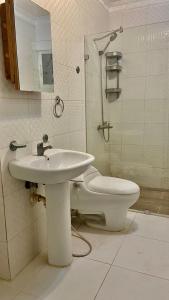 Un baño de Sea Near and Beach a few minutes walking Top Location by RHV Living 20 fotos más