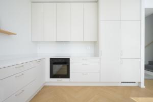 Kuchyň nebo kuchyňský kout v ubytování Luxury 3BR sauna stay, near airport train