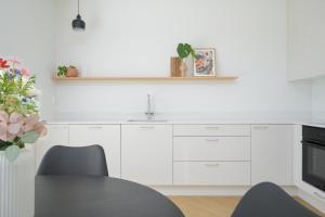 Kuchyň nebo kuchyňský kout v ubytování Luxury 3BR sauna stay, near airport train + 17 fotografií