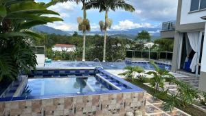 Nespecifikovaný výhled na hory nebo výhled na hory při pohledu z vily + 9 fotografií