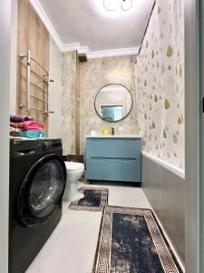a bathroom with a washing machine and a sink at Современный 3х комнатный апартаменты на Туране возле Барыс Арена in Astana