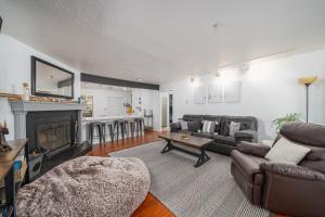 Una sala de estar con un sofá y una chimenea. en Ski-in ski-out Condo in Brian Head, en Brian Head