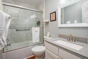 ein Badezimmer mit Toilette, Dusche und Waschbecken in der Unterkunft Ski-in ski-out Condo in Brian Head in Brian Head + 14 Fotos