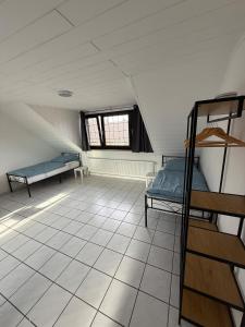 una habitación con dos literas y una ventana en Apartment in Wesel Büderich - 6 guests, en Wesel 1 foto más